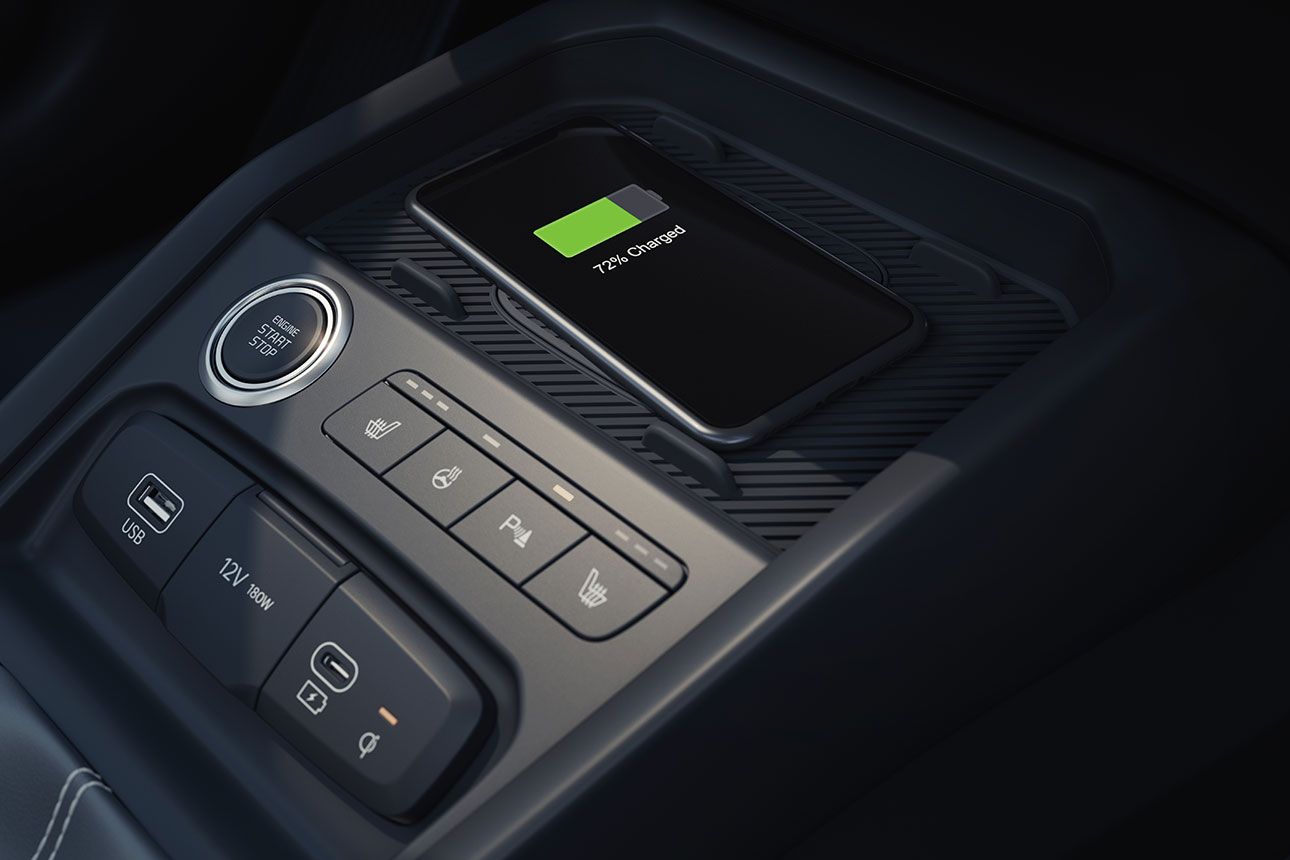 Kabellose Smartphone-Ladestation und USB-C-Schnellladeanschlüsse.¹